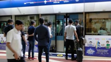 Dubai Metro istasyonunda elektrikli tren insanlar çık