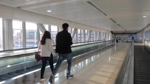 Ludzie w chodniku Moving połączenie stacji metra Burj Khalifa i centrum handlowego Dubai Mall w Dubai, Zjednoczone Emiraty Arabskie — Wideo stockowe