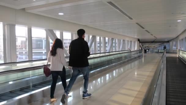 La gente en la acera móvil conecta la estación de metro Burj Khalifa y el Dubai Mall en Dubai, Emiratos Árabes Unidos — Vídeo de stock