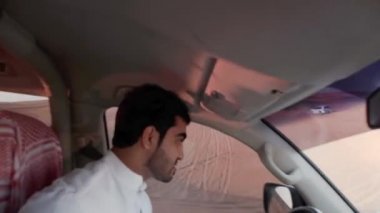 Bir adam bir cip Dubai yakınındaki Arap Çölde Jeep Safari turu sırasında sürüş Arap uyruklu