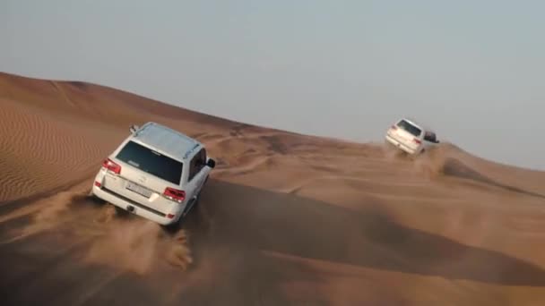 Jeep Safari i Arabiska öknen. Bil Visa på jeepar körning bland öken spåren vid solnedgången — Stockvideo