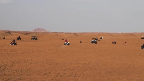Turisté jezdí čtyřkolky prostřednictvím arabské pouště poblíž Dubai, Dubaj, Spojené arabské emiráty — Stock video