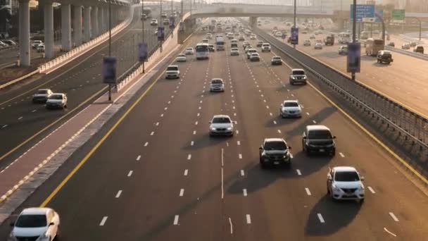 Zdravotní pé provoz na hlavní silnici Dubai Šejch Zayed. — Stock video