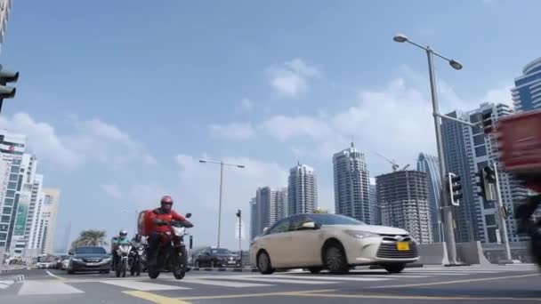 Dubai trafik. Birçok otomobil ve motosiklet gökdelenler arka plan üzerinde Rating kesişim — Stok video