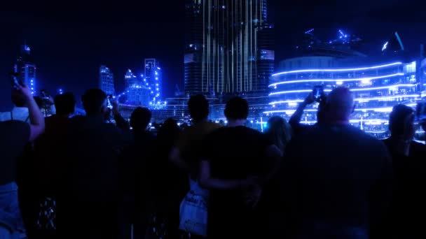 Les touristes regardent le spectacle de lumière sur la tour de Burj Khalifa — Video