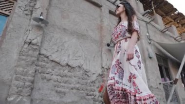 restore edilmiş Antik Arapça bir bina ile birlikte Avrupa görünüm bir kız geçer