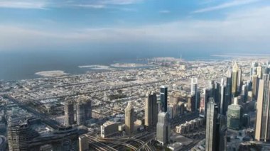 Dubai Ocak 2019 yılında: Dubai muhteşem bir Panoraması. Birçok gökdelenler, binalar, şehir ufukta sorunsuz gökyüzü ile kesişiyor, Basra Körfezi uzaktan görülür