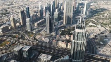 Gün görünümü Dubai merkezi ve Uluslararası Dubai Kongre ve Sergi Sarayı kulenin yüksekliği dan karayolu. Gökdelenler, iş bölgesi ve yoğun trafik akışı çok