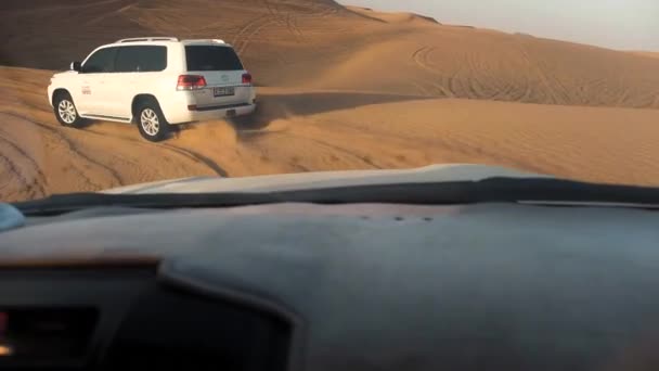Jeep szafari, az Arab-sivatagban közelében Dubai-ban — Stock videók