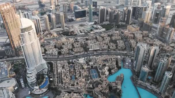 Utsikt över Dubai: ett hotell, skyskrapor, en och två våningar arabisk stil byggnader från ett fågelperspektiv — Stockvideo