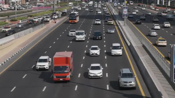 Intensief autoverkeer op de hoofdweg van Dubai Sheikh Zayed. — Stockvideo