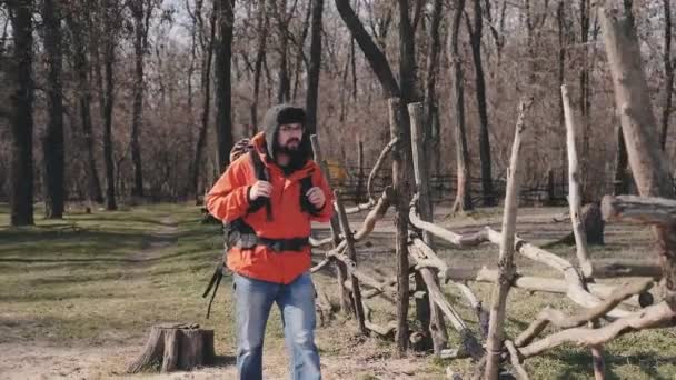 Portret van een toerist die onafhankelijke reizen verricht — Stockvideo