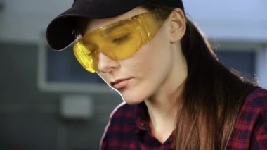 koruyucu gözlük kız çilingir