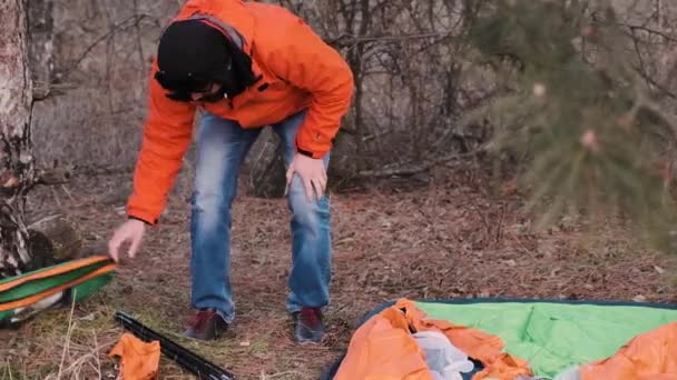 Der Reisende baut ein Touristenzelt für eine Nacht im Wald auf. — Stockvideo