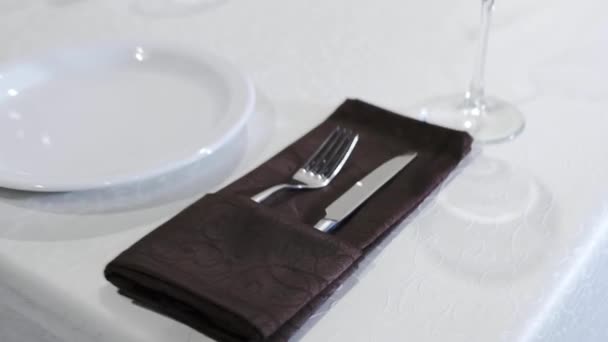 The camera pulls away from the cutlery that lies on the table. Festive table setting in the restaurant. — Stock Video
