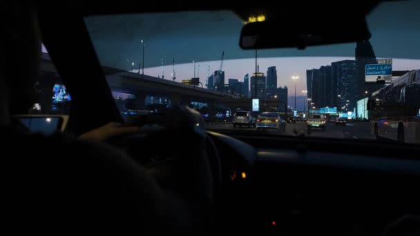Ночной Дубай, вид из машины, которая едет по главной магистрали города — стоковое видео