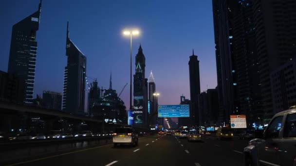 Night Dubai, widok z samochodu, który napędza poprzez przy głównej arterii miasta — Wideo stockowe