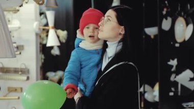 Anne ve küçük oğlu bir lamba elektrik aletleri mağazasının tercih ediyor