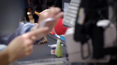 Bir çocuğun yanında süpermarket satın alma ağlıyor ve onu bir ürünü satın almak için talepleri olduğunu