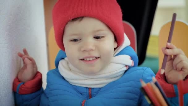 Porträtt av en pojke med pennor — Stockvideo