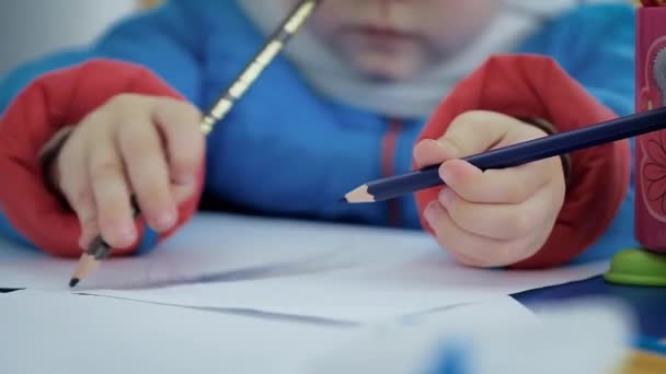 Цветные карандаши в руках ребенка — стоковое видео