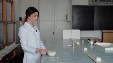 Kız laboratuvar teknisyeni Sovyet döneminin kimyasal laboratuvarında..