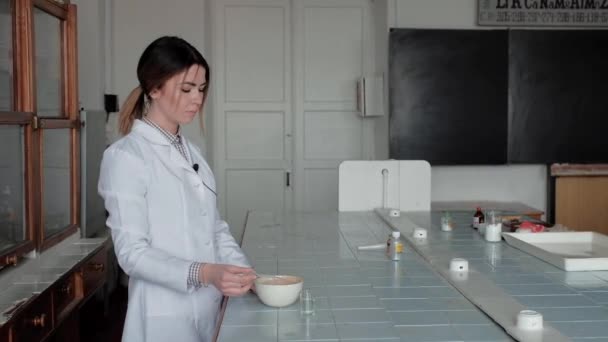 The girl lab technician is in the chemical laboratory of the Soviet era. — Stock Video