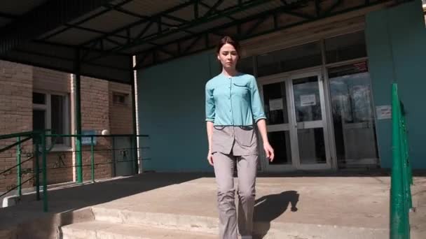 Медсестра мчится в скорую в сельскую местность — стоковое видео