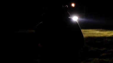 İtfaiyeci gece bir itfaiye aracıfarlar ışığında