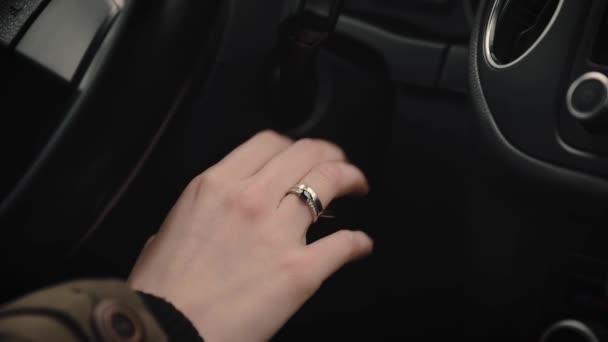 Женская рука поворачивает ключ в автомобиле зажигания — стоковое видео