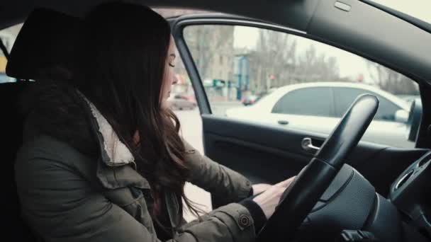 若い女の子、運転手は、彼の車のキャビンから出てくる. — ストック動画