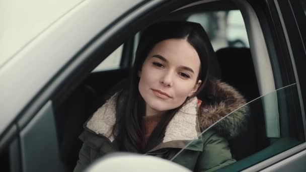 Bella giovane donna alza il bicchiere della porta della sua auto . — Video Stock
