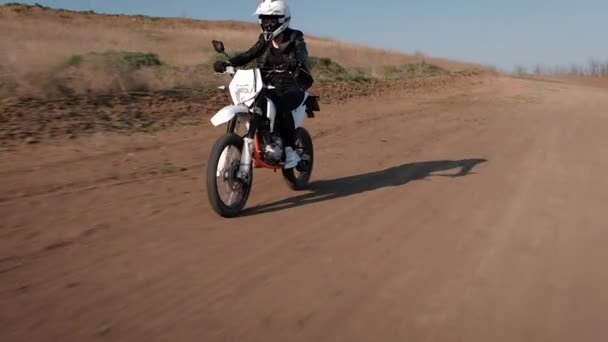 La ragazza va a velocità al volante di una moto sportiva — Video Stock