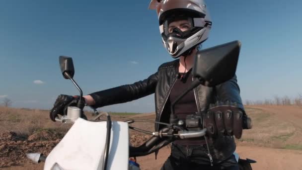 Девушка в мотоциклетном шлеме на мотоцикле — стоковое видео