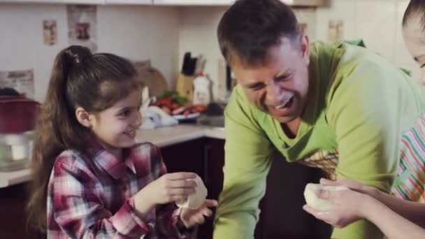 Fille avec le syndrome du duvet et petite soeur préparer la pâte — Video