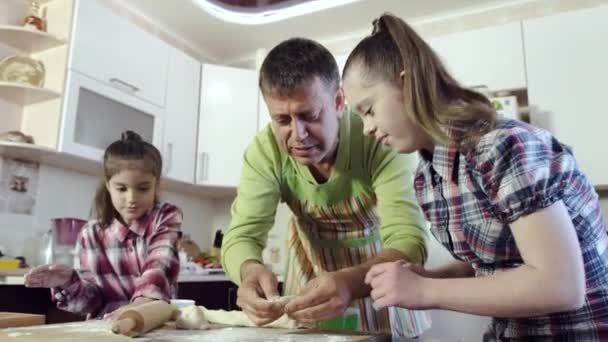 Fille avec le syndrome duvet déploie la pâte à l'aide de rouleau à pâtisserie — Video