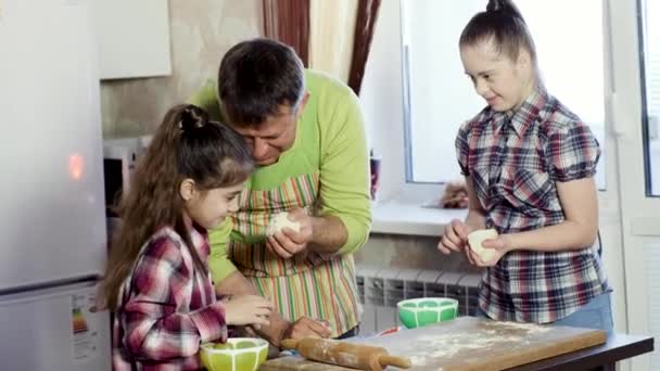 Padre prende in giro le piccole figlie in polvere nasi con farina — Video Stock