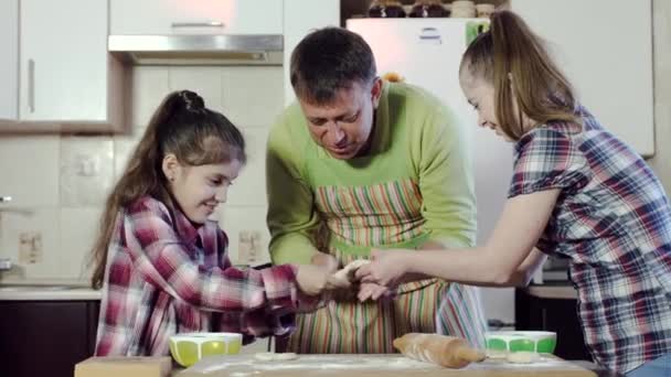 Famille prépare le repas et étire morceau de pâte épaisse ronde — Video