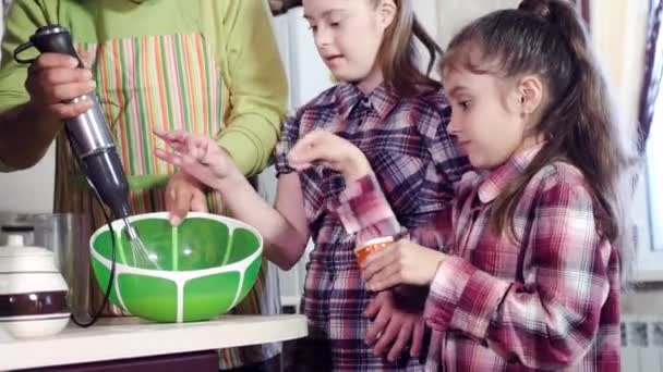 Irmãs bonitas ajudam o pai a misturar ingredientes e colocar sal — Vídeo de Stock