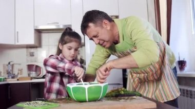 kahverengi saçlı adam ve küçük kızı karışımı malzemeler