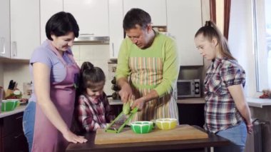 kız ebeveynlerin rehberliğinde doğru kabak ızgaraları