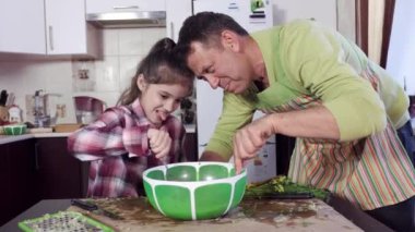 adam ve kız büyük yeşil plastik kase hızlı sıvı karışımı