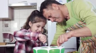 kahverengi saçlı kız kaşık kullanarak büyük kase ürünleri karıştırır 