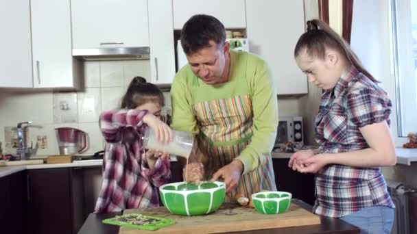 Chica vierte ingredientes líquidos en un tazón de plástico verde grande — Vídeo de stock