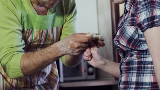 Sœurs jouent et s'amusent à perforer la pâte avec les doigts — Video