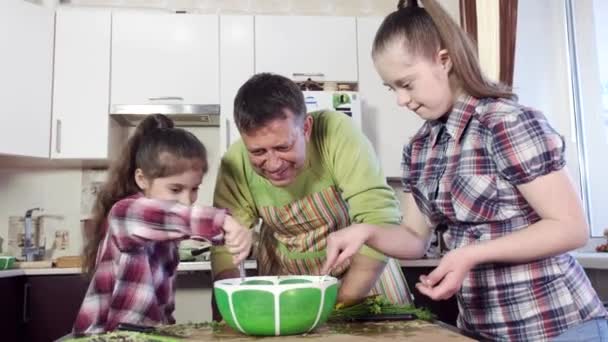 Даунс дівчина і маленька сестра змішують інгредієнти у великій мисці — стокове відео