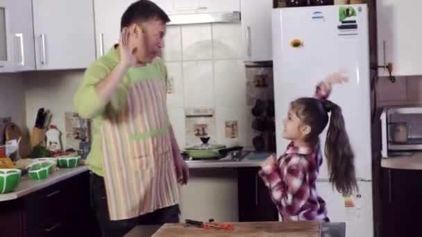 Смешной отец подбадривает маленькую дочь и дает пять — стоковое видео