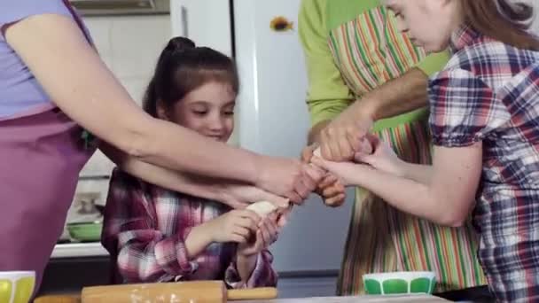 Aile lezzetli yemek hazırlar ve kalın hamur uzanır — Stok video