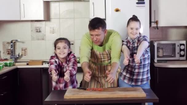 Familjen visar tummen upp mot kylskåp på skärbräda — Stockvideo