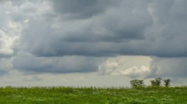 Timelapse modunda hava hızlı değişiklik. Bulutlar yağmur yağmadan önce toplanıyor..